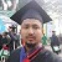 Une image floue d'un homme portant une casquette et une robe de graduation.