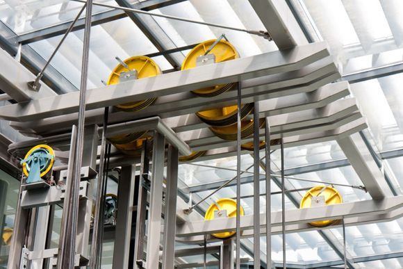 Gerüst mit Rollen in Gelb