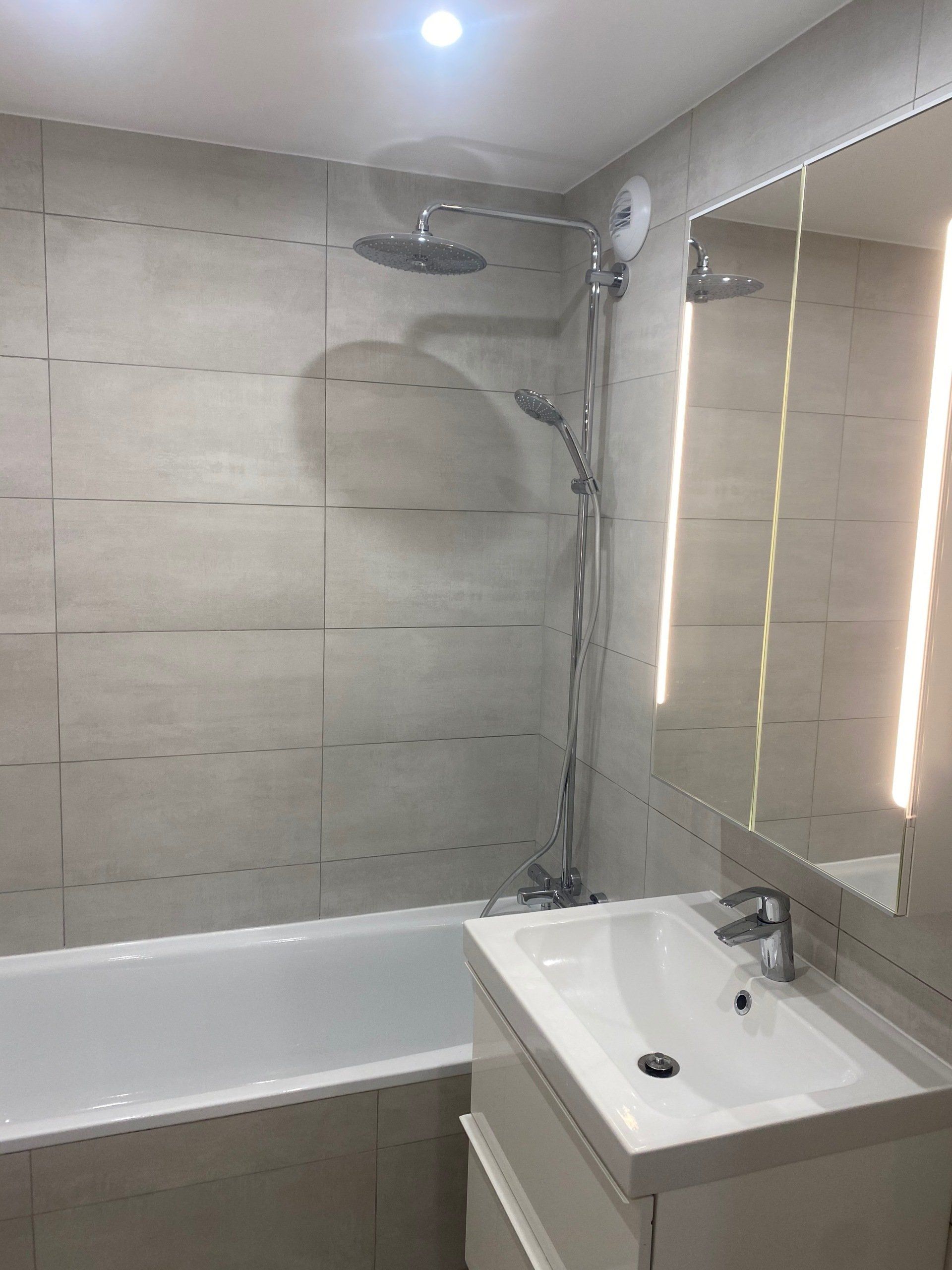 Vue générale de salle de bains