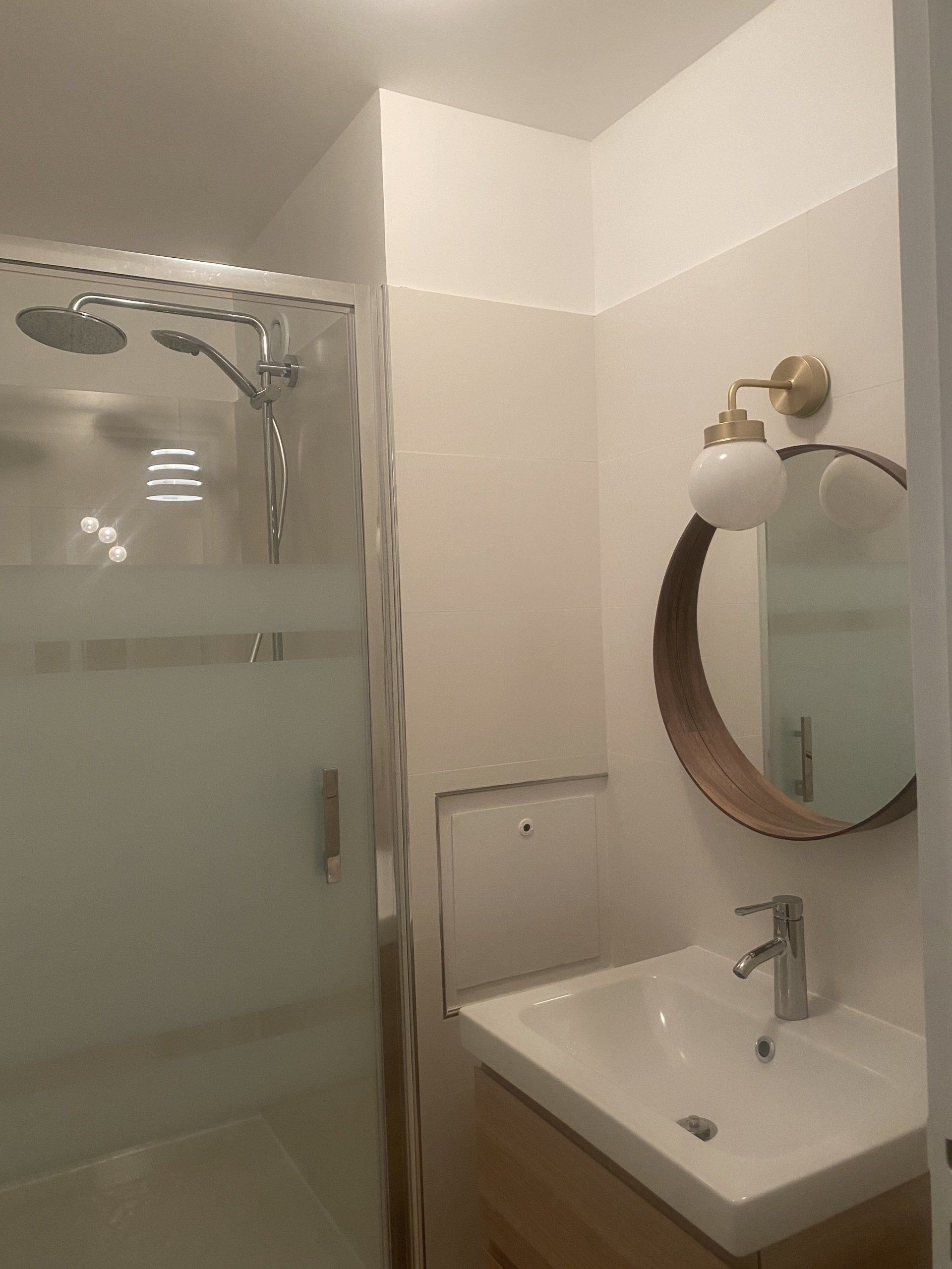 Aménagement de salle de bains vue du miroir