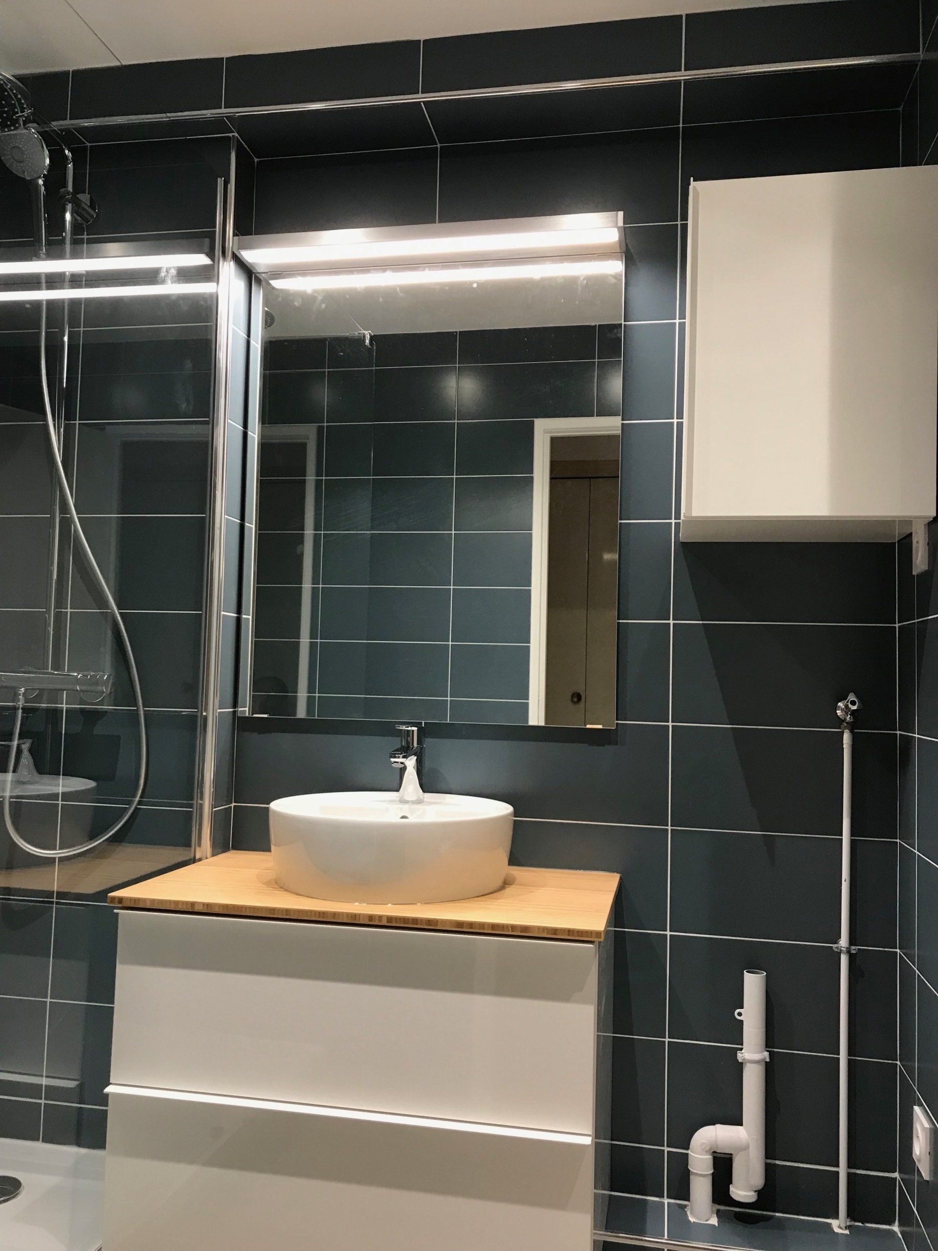 Aménagement de salle de bains noire et blanche