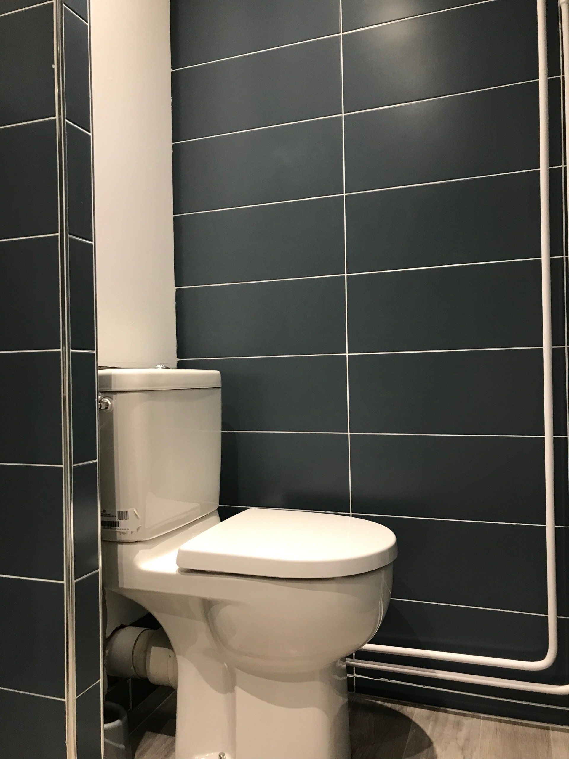Aménagement de salle de bains vue des toilettes