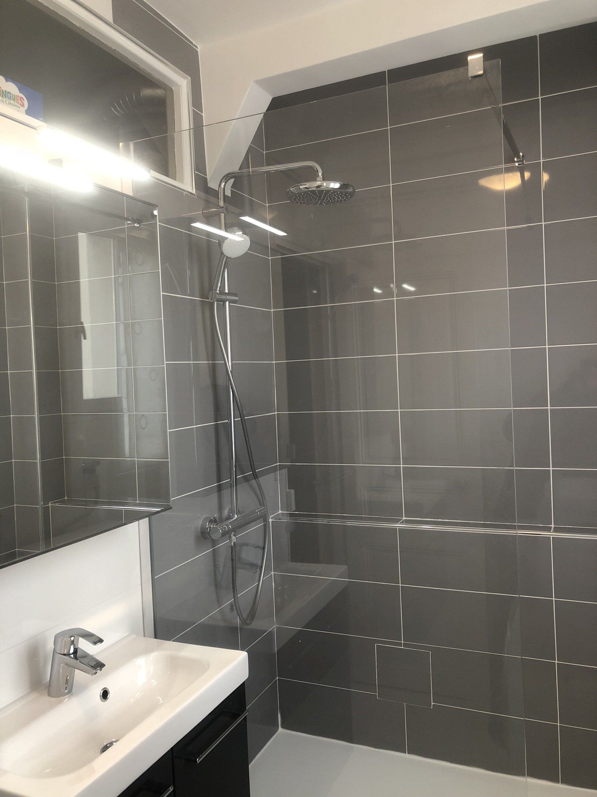 Vue de salle de bains moderne