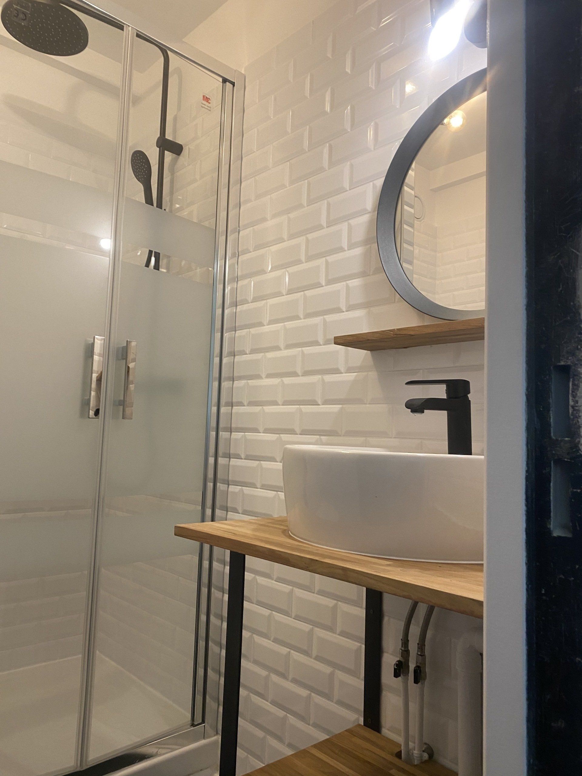 Vue de profil de salle de bains blanche