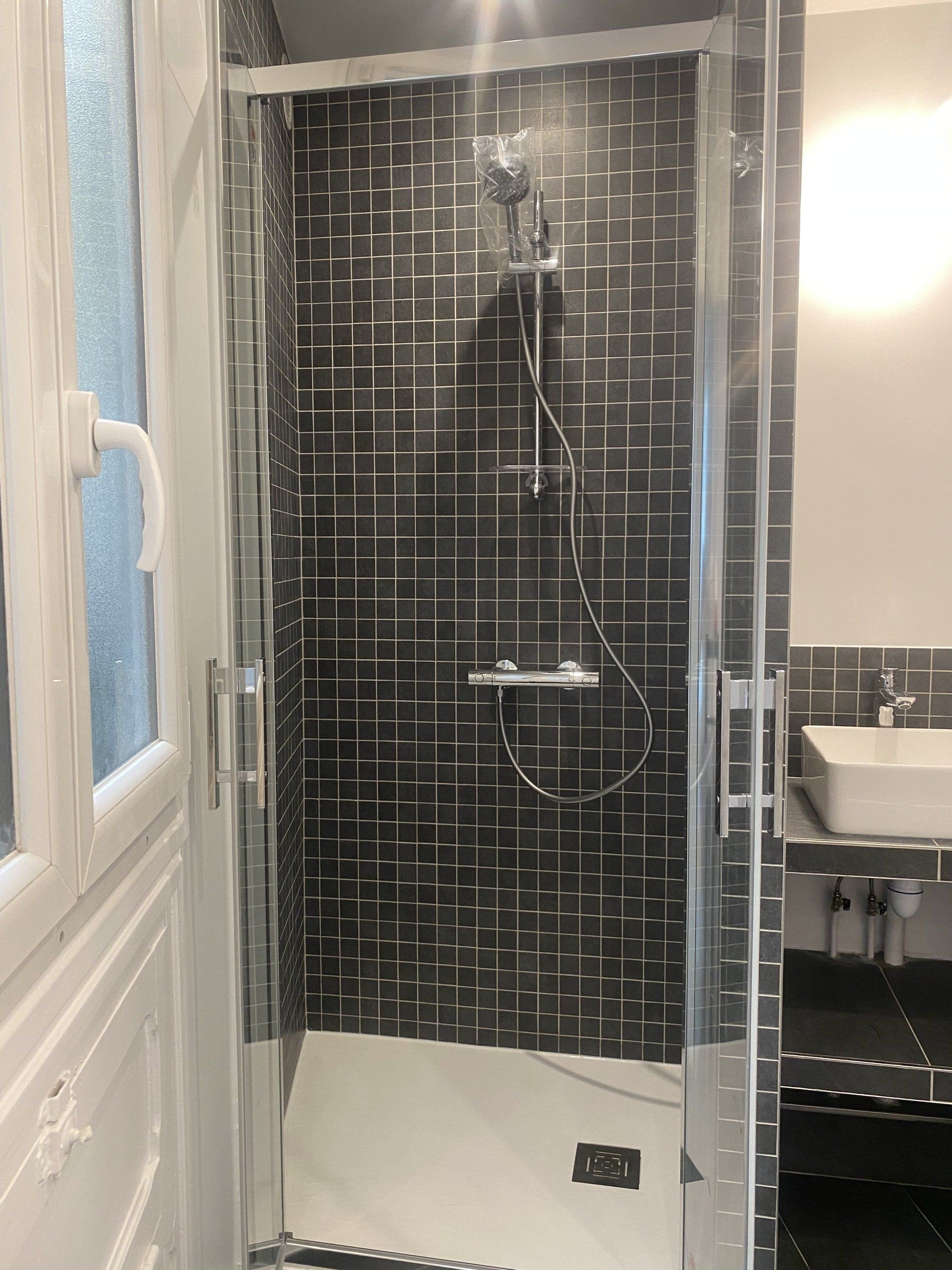 Vue de douche noire et blanche