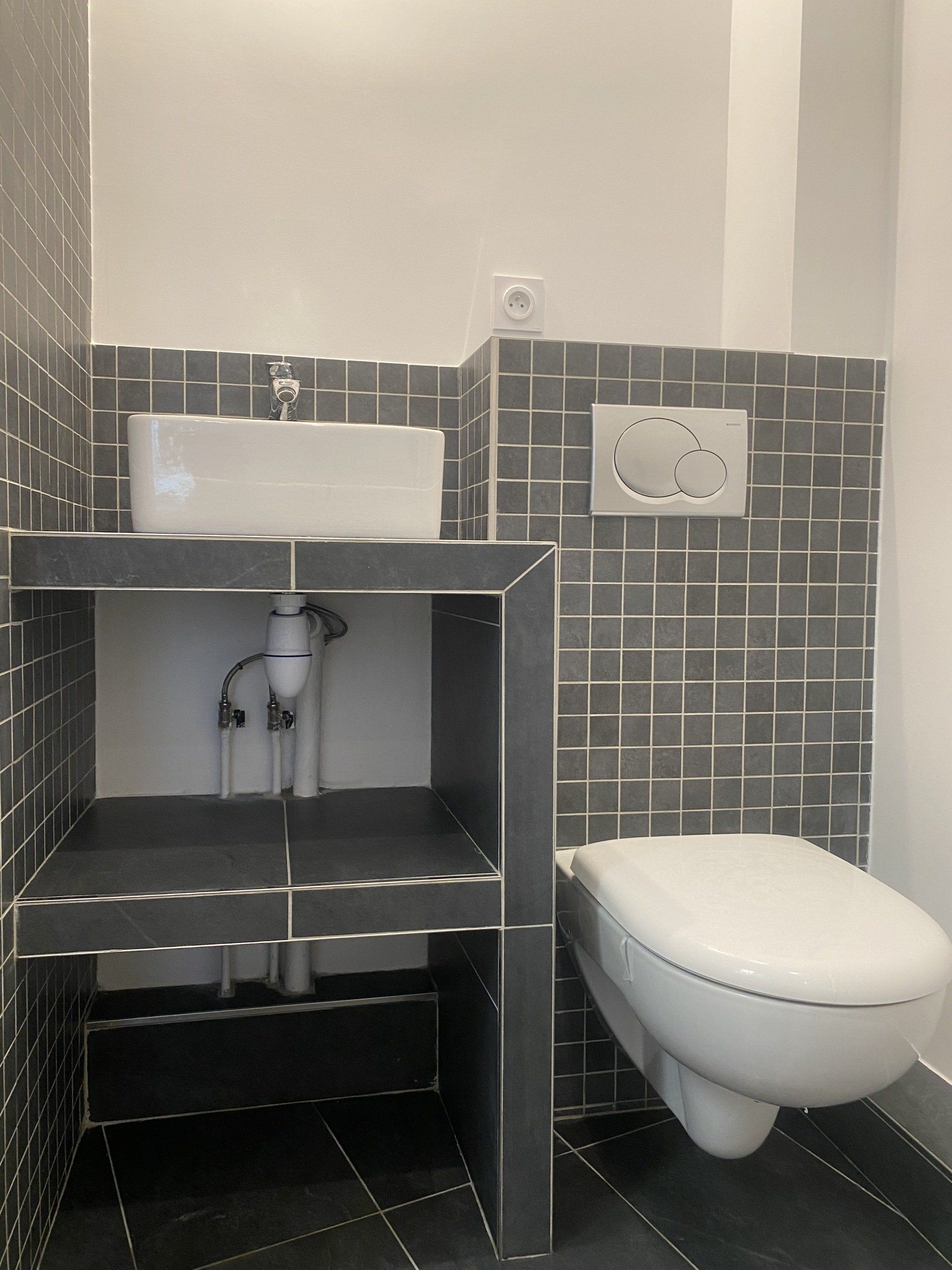 Vue de dessous d'évier de salle de bains