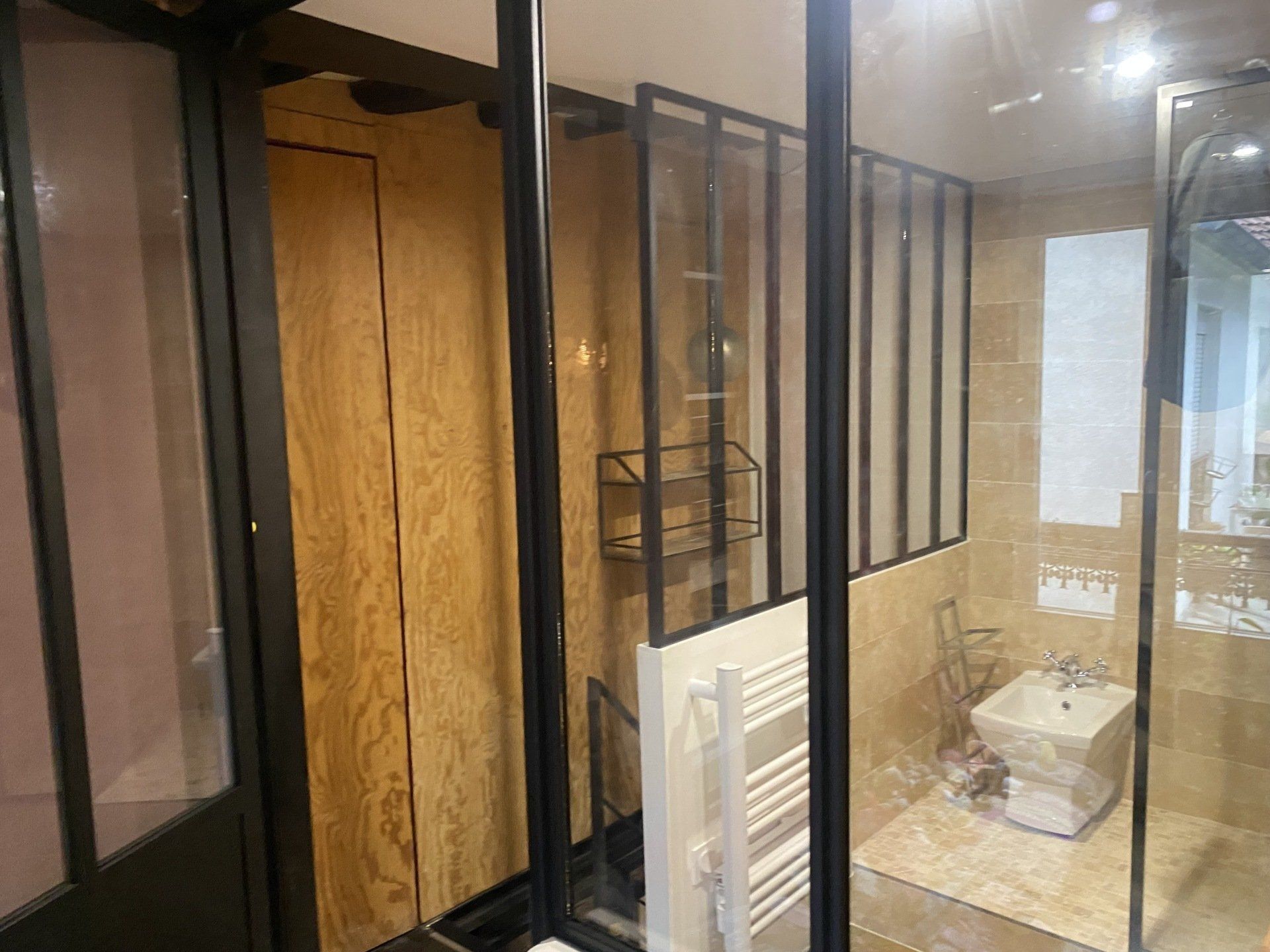 Vue de profil d'extérieur de salle de bains