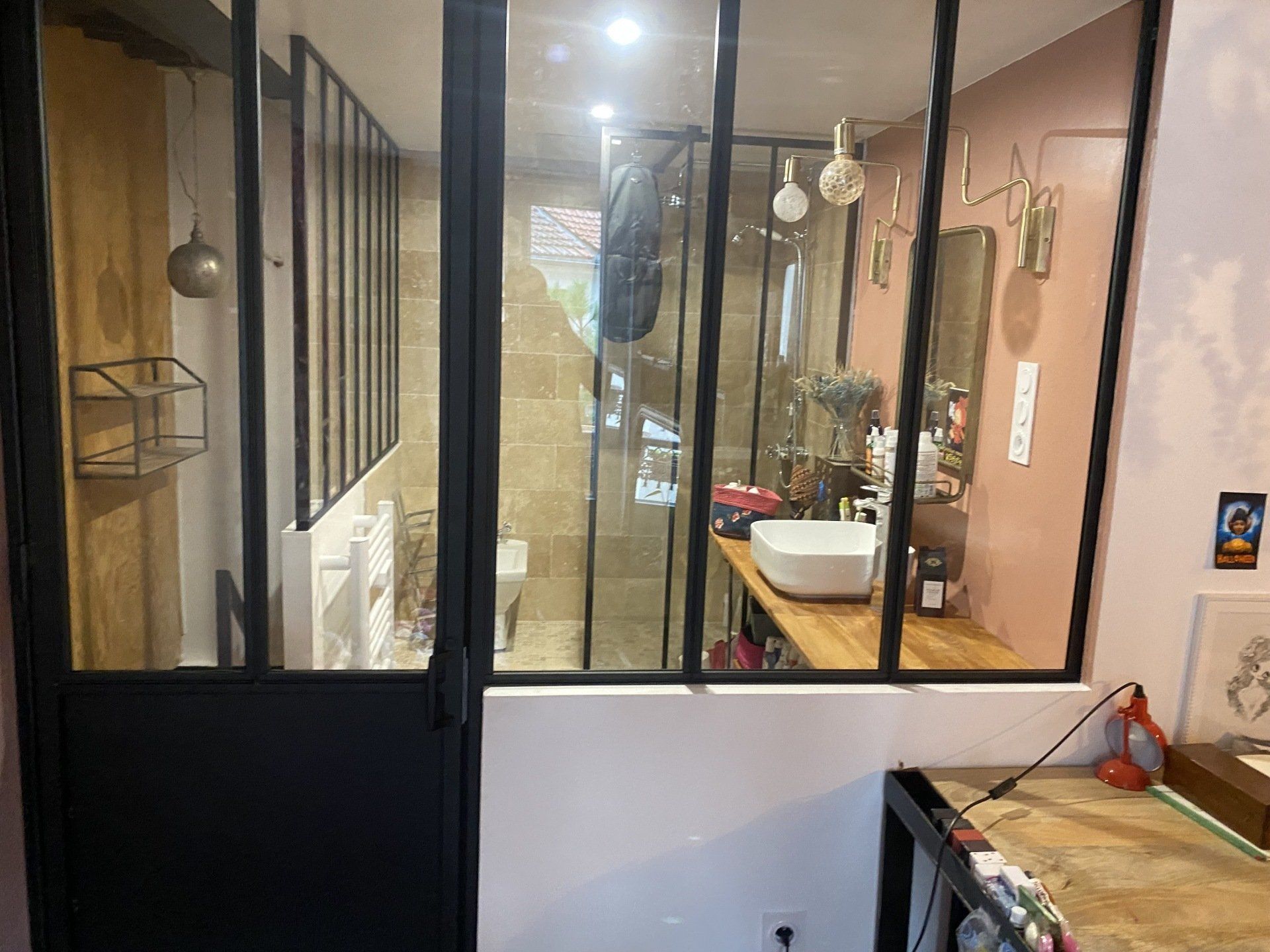 Vue d'extérieur de salle de bains