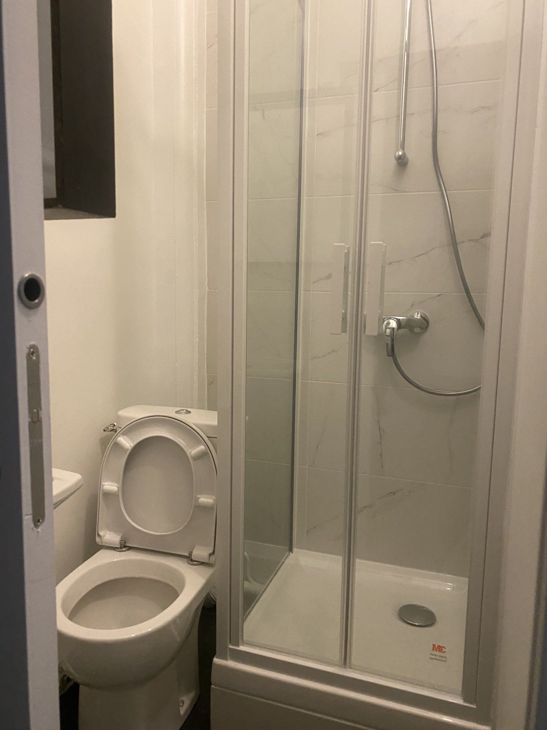 Vue d'intérieur de salle de bains avec toilette