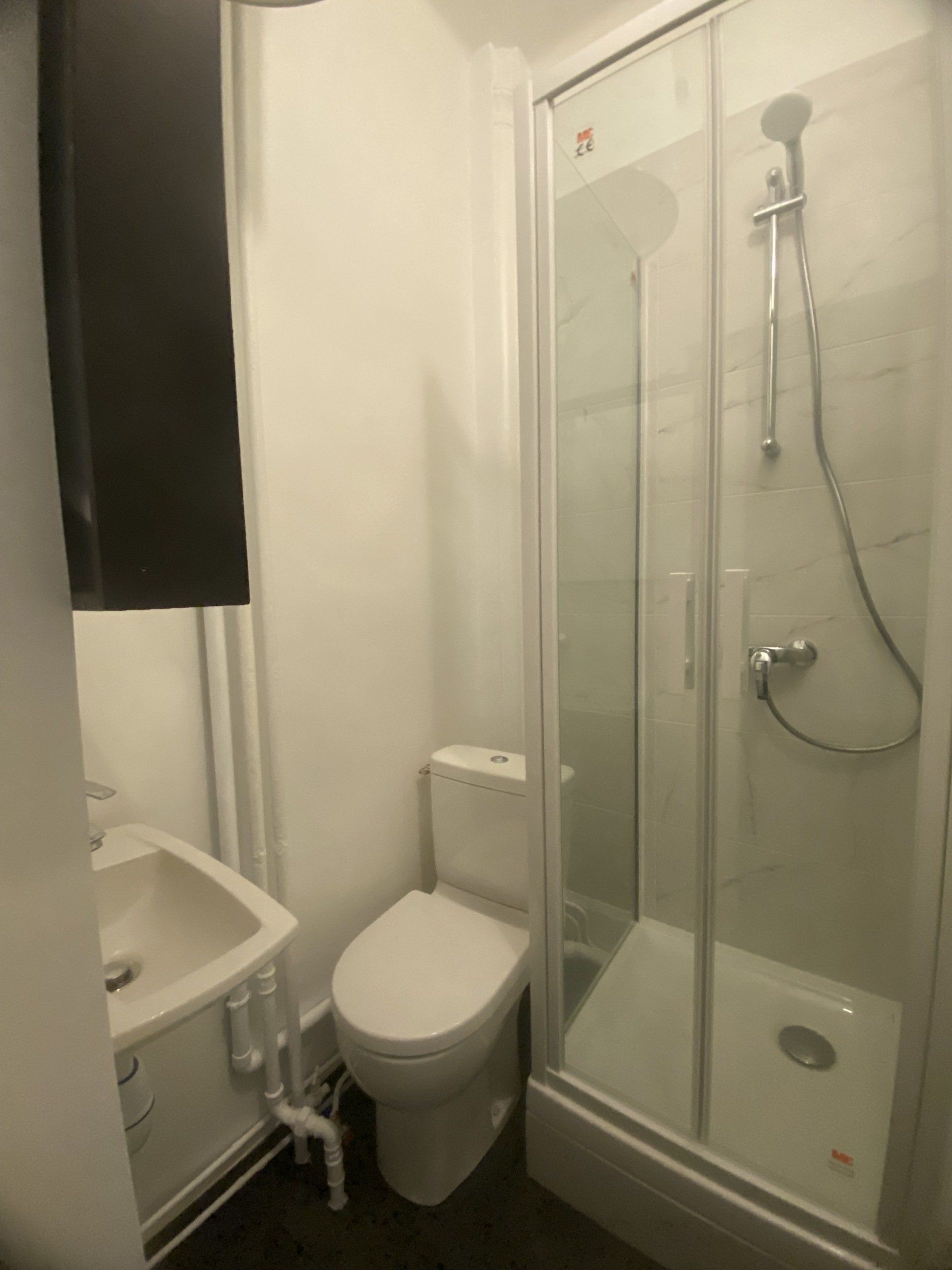 Vue d'ensemble d'intérieur de salle de bains