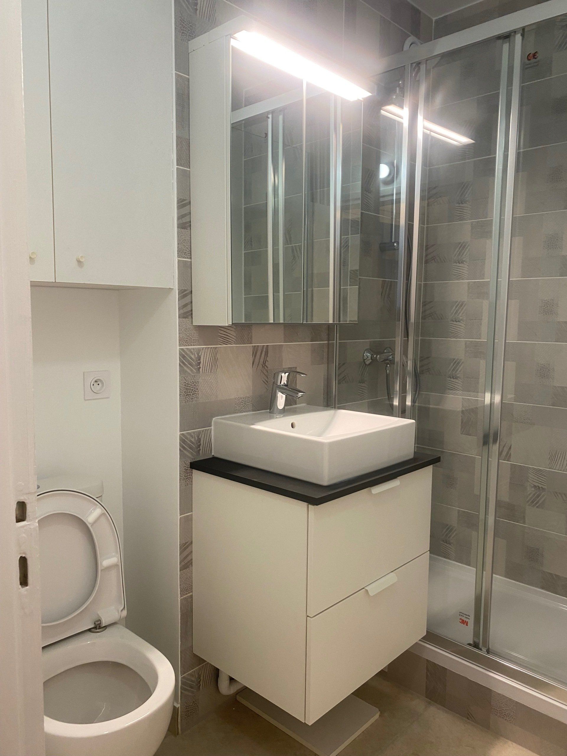 Vue d'intérieur de salle de bains avec carrelage