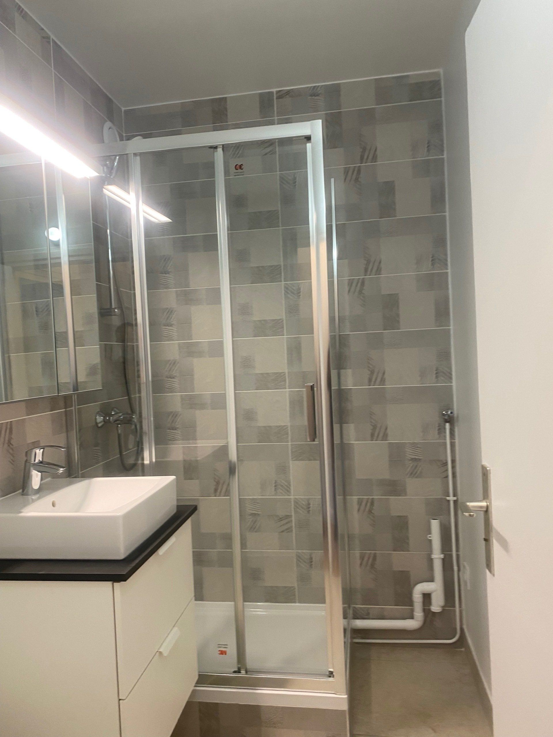 Vue d'intérieur de salle de bains avec carrelage mural