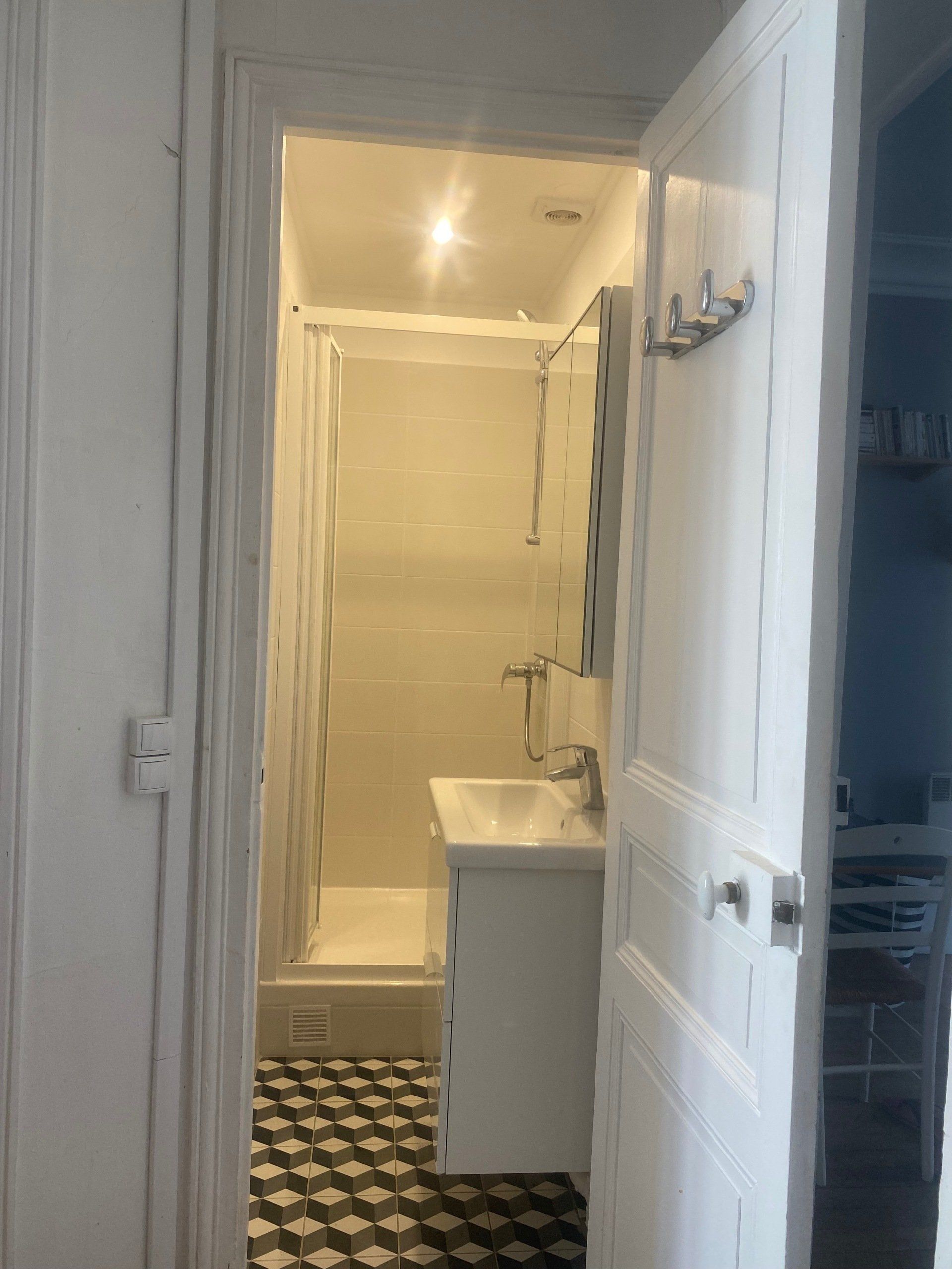 Vue de profil d'intérieur de salle de bains rénovée