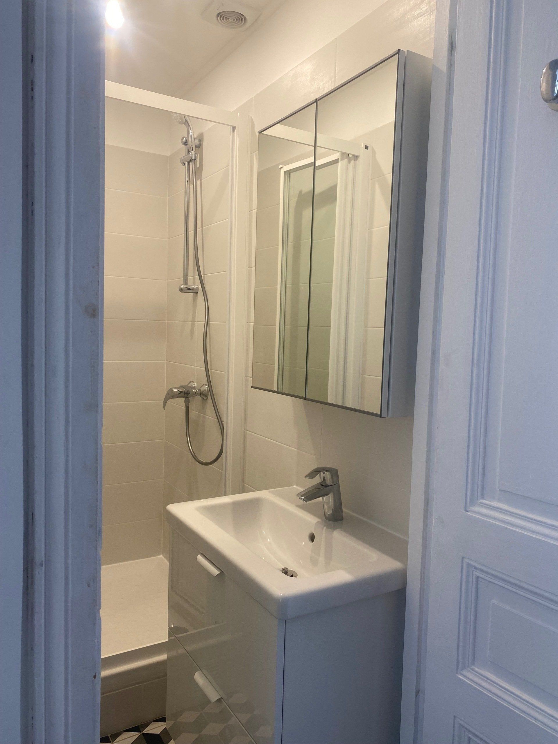 Vue de côté d'intérieur de salle de bains rénovée