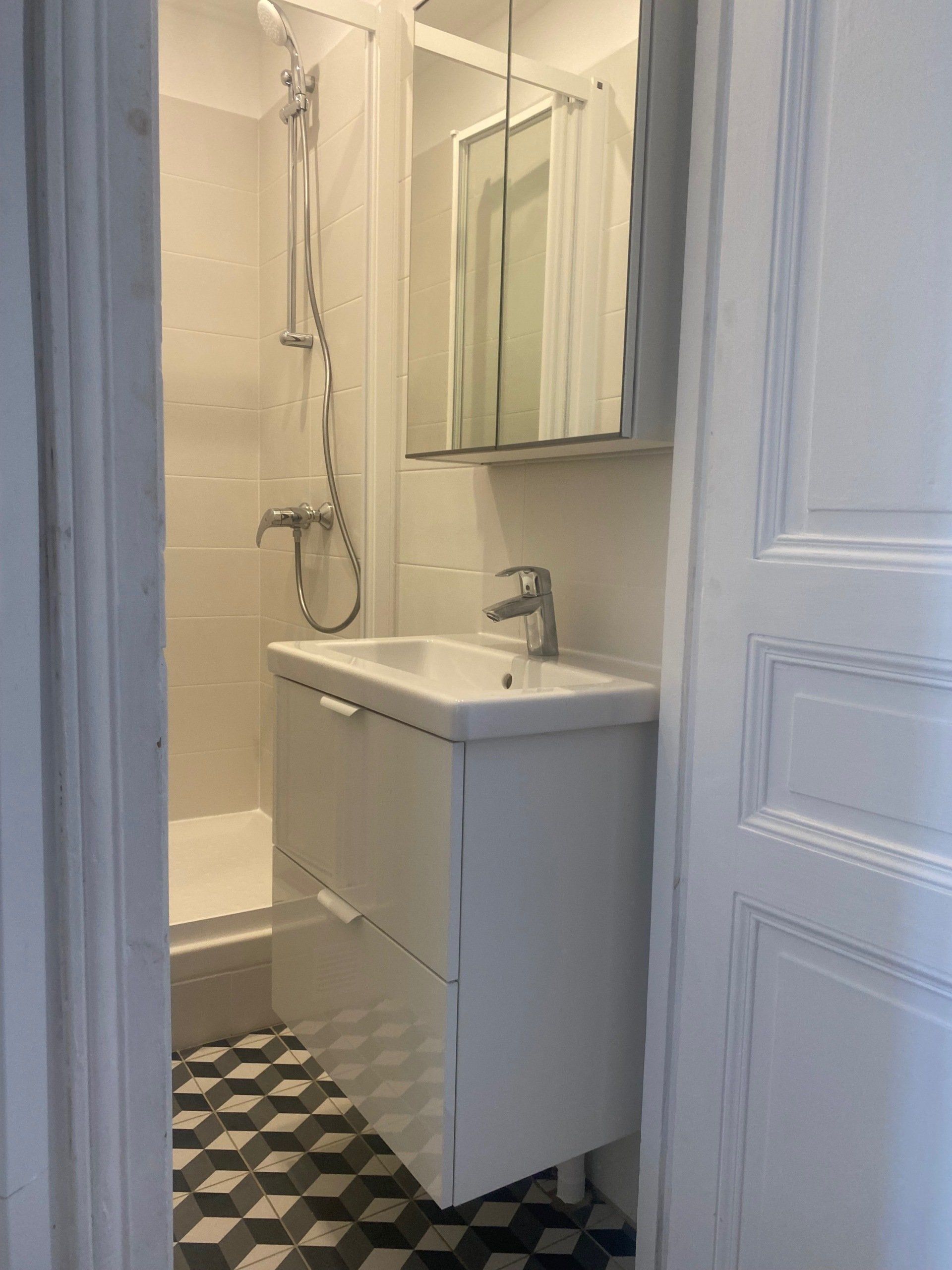 Vue d'intérieur de salle de bains rénovée