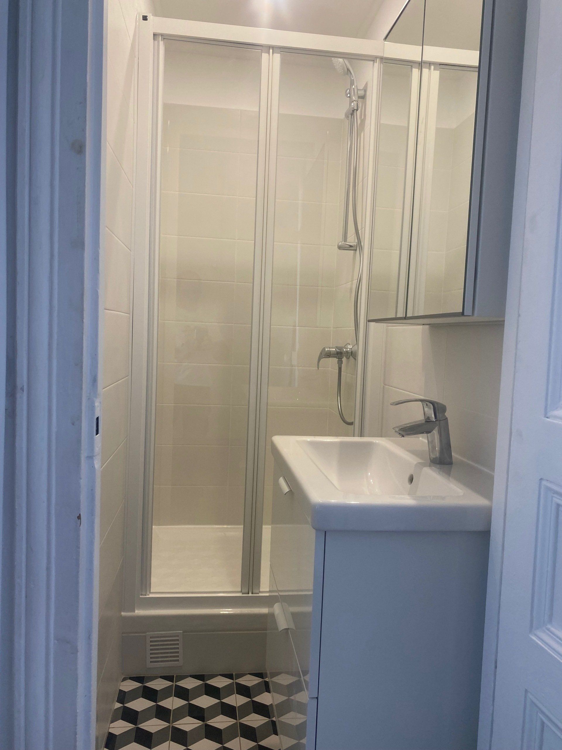 Vue de profil de salle de bains