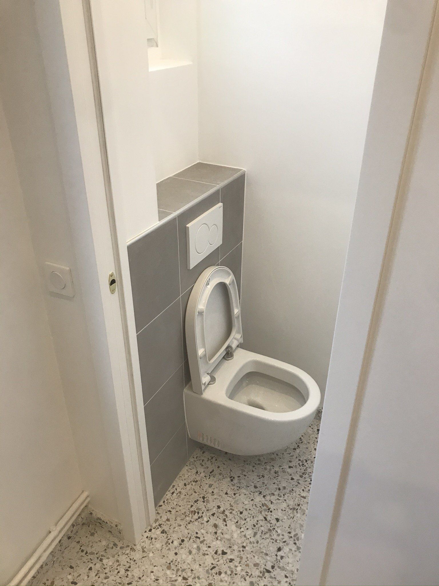 Vue toilette de salle de bains