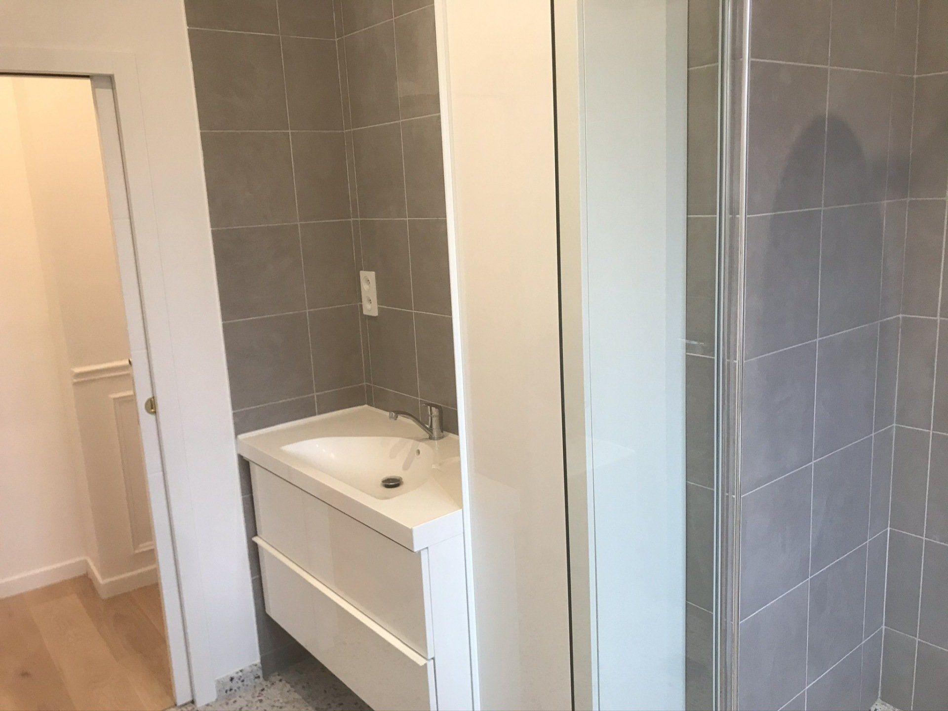 Vue lavabo de salle de bains