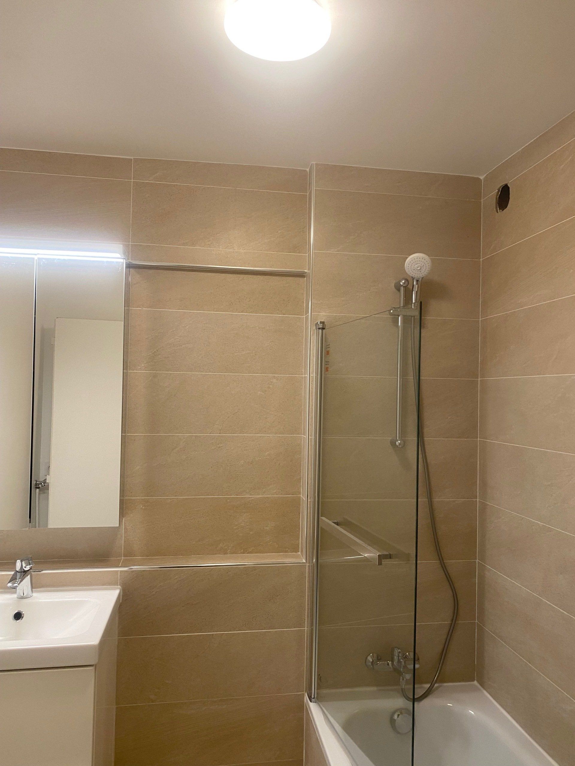 Vue de salle de bains de particuliers