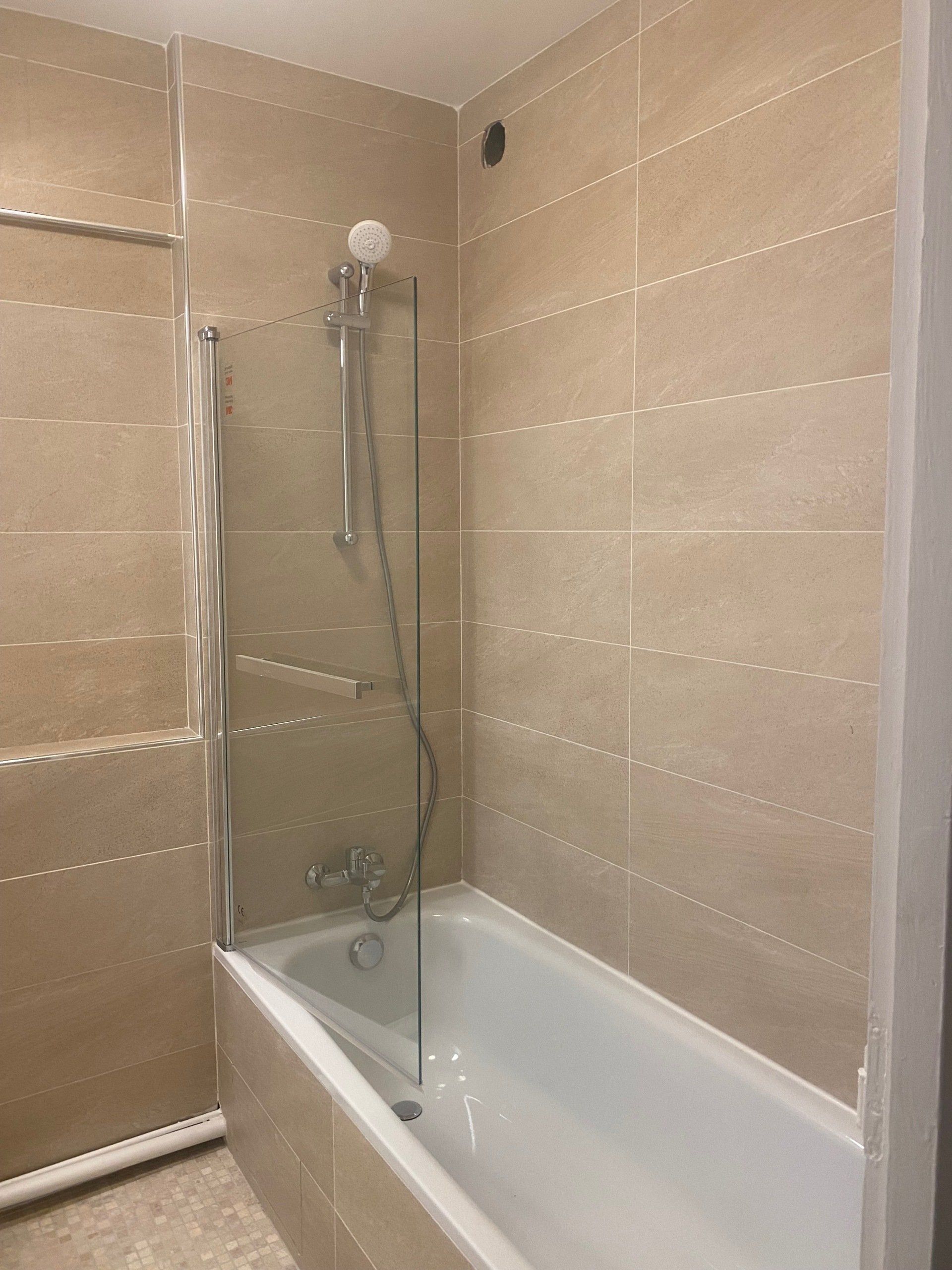 Vue de salle de bains avec zoom sur baignoire