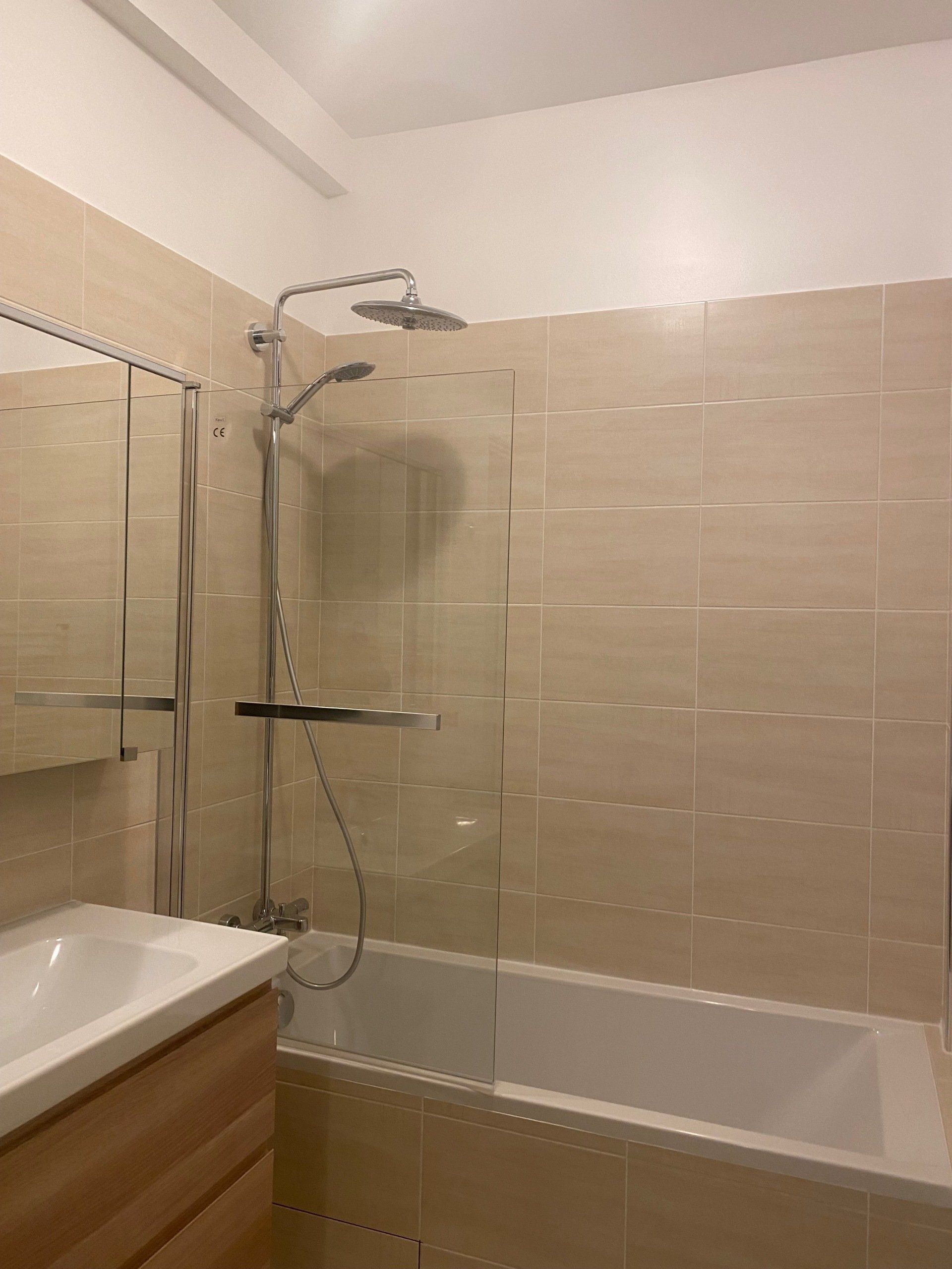 Vue de salle de bains après rénovation