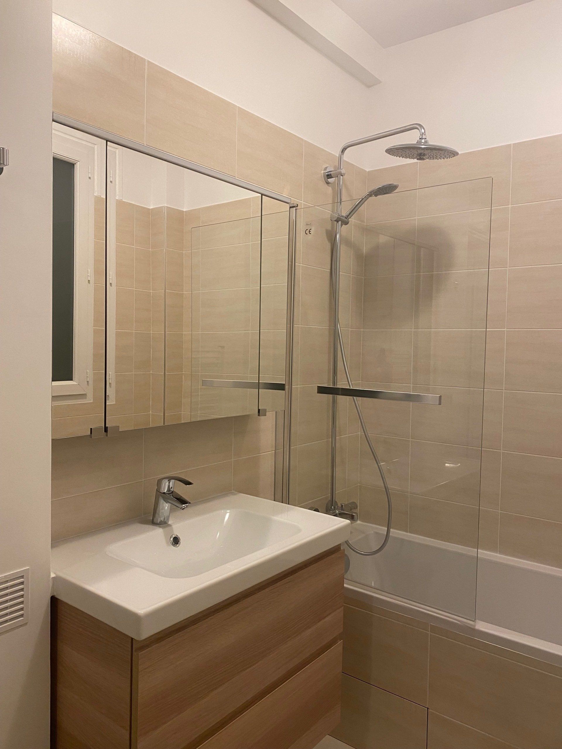 Vue salle de bains après rénovation