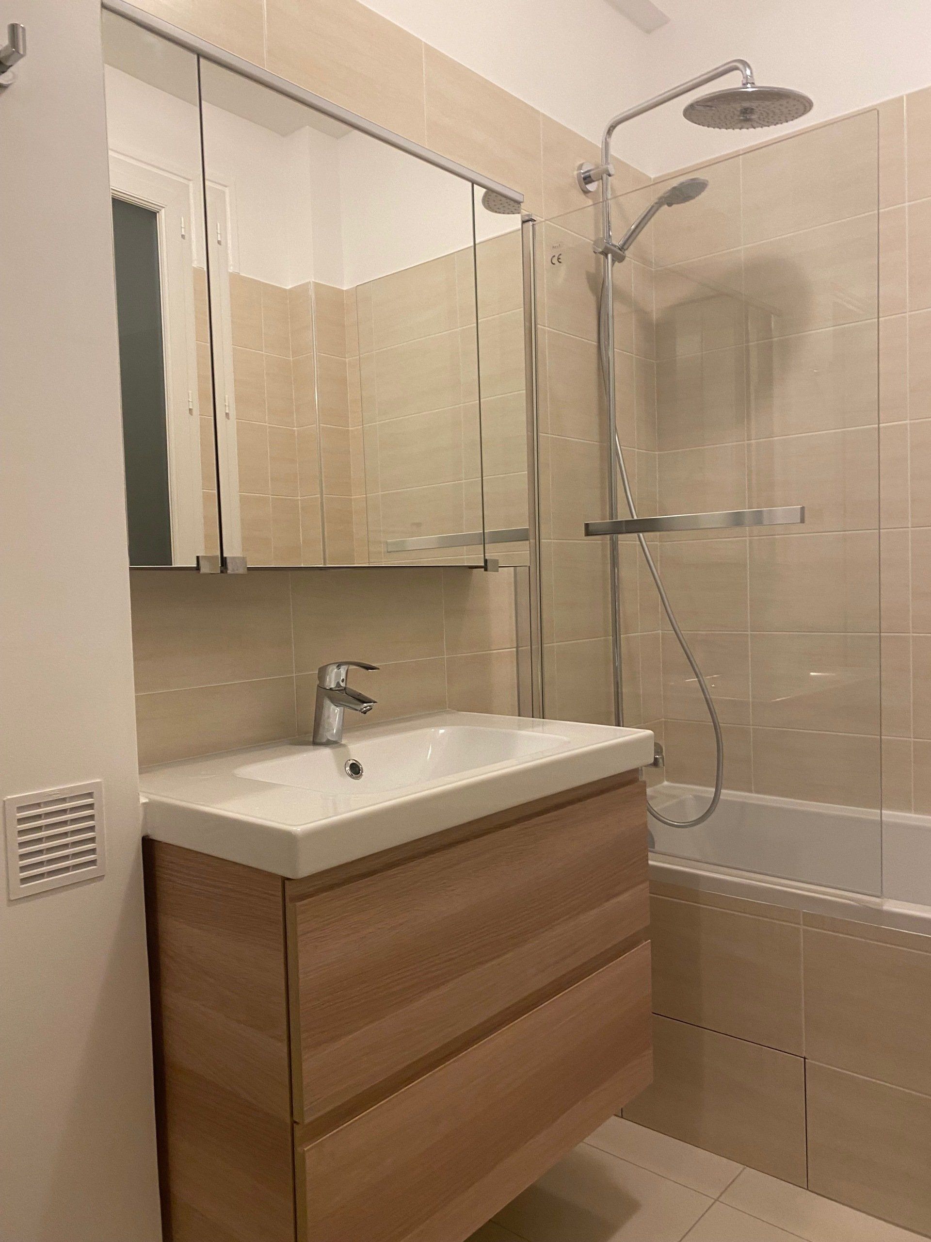 Vue salle de bains rénovée