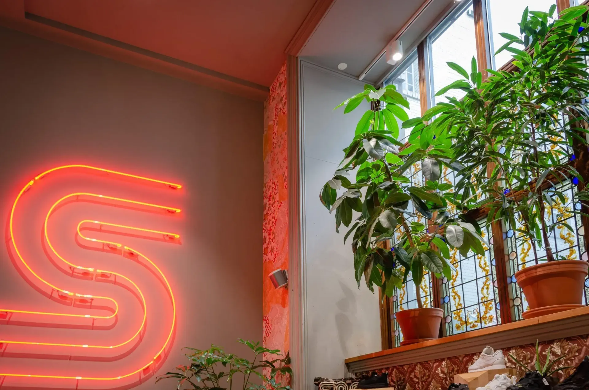 An der wand hängt ein neonschild mit der schrift 