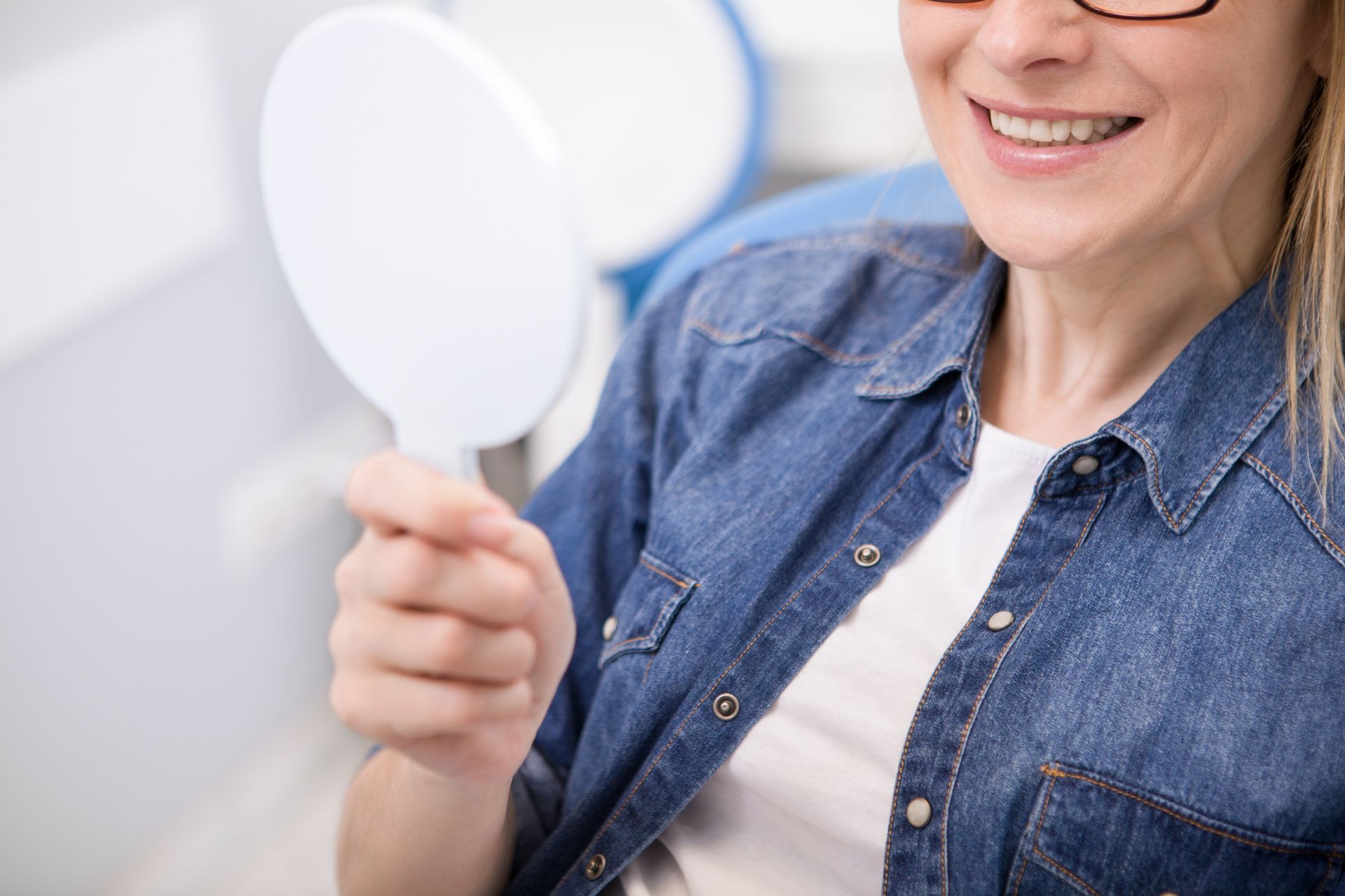 Modelo dentário mostrando um implante dentário, uma coroa e dentes adjacentes.