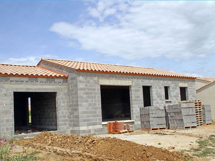 Maison en cours de construction avec un toit installé