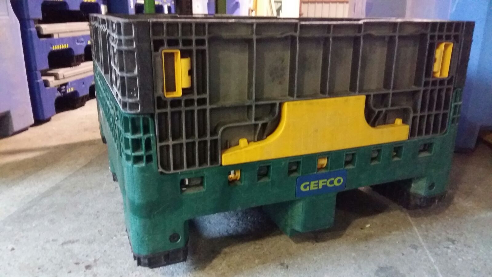 Una caja de plástico verde y negra con la palabra Gefco escrita en ella.