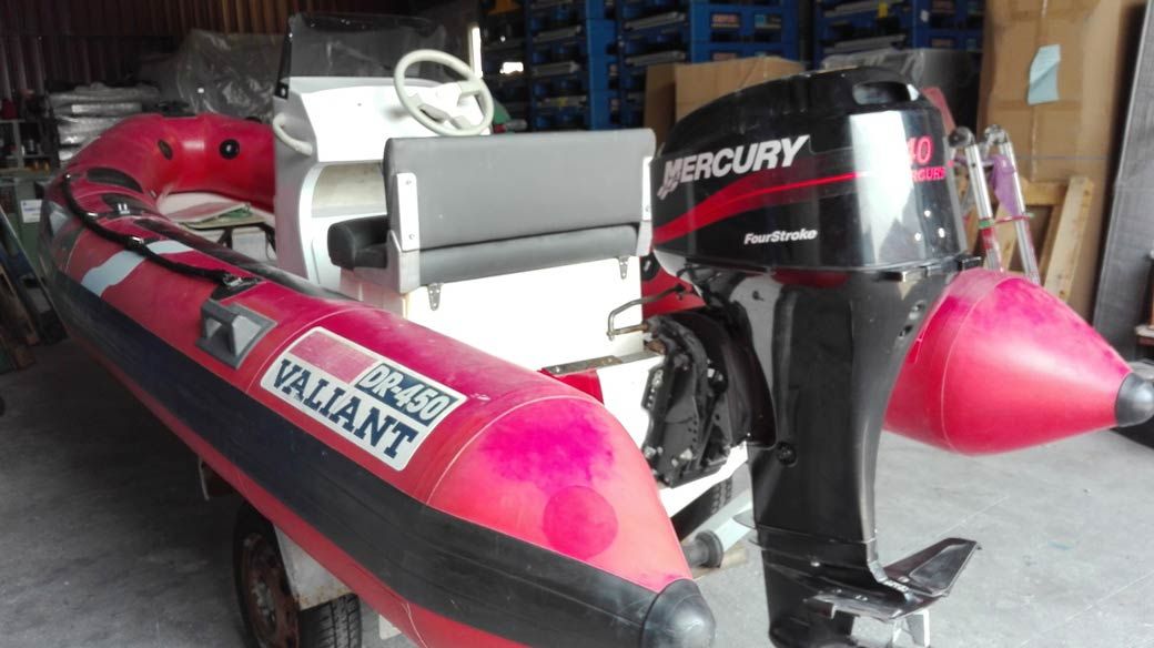 Un barco rojo con la palabra valiente en él