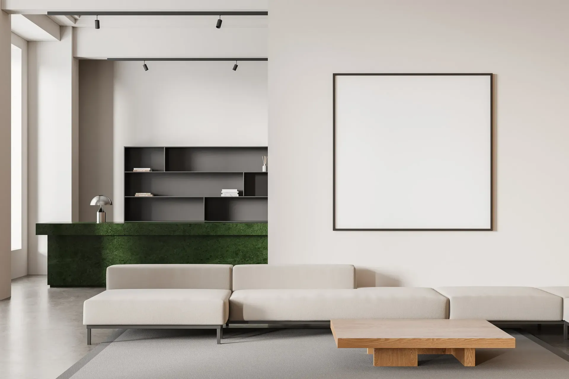 Una sala de estar con un sofá, una mesa y un cuadro en la pared.