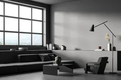 Una sala de estar con sofá, silla, mesa de café y una ventana grande.
