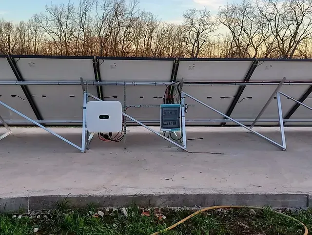 Una fila de paneles solares están colocados encima de una plataforma de hormigón.