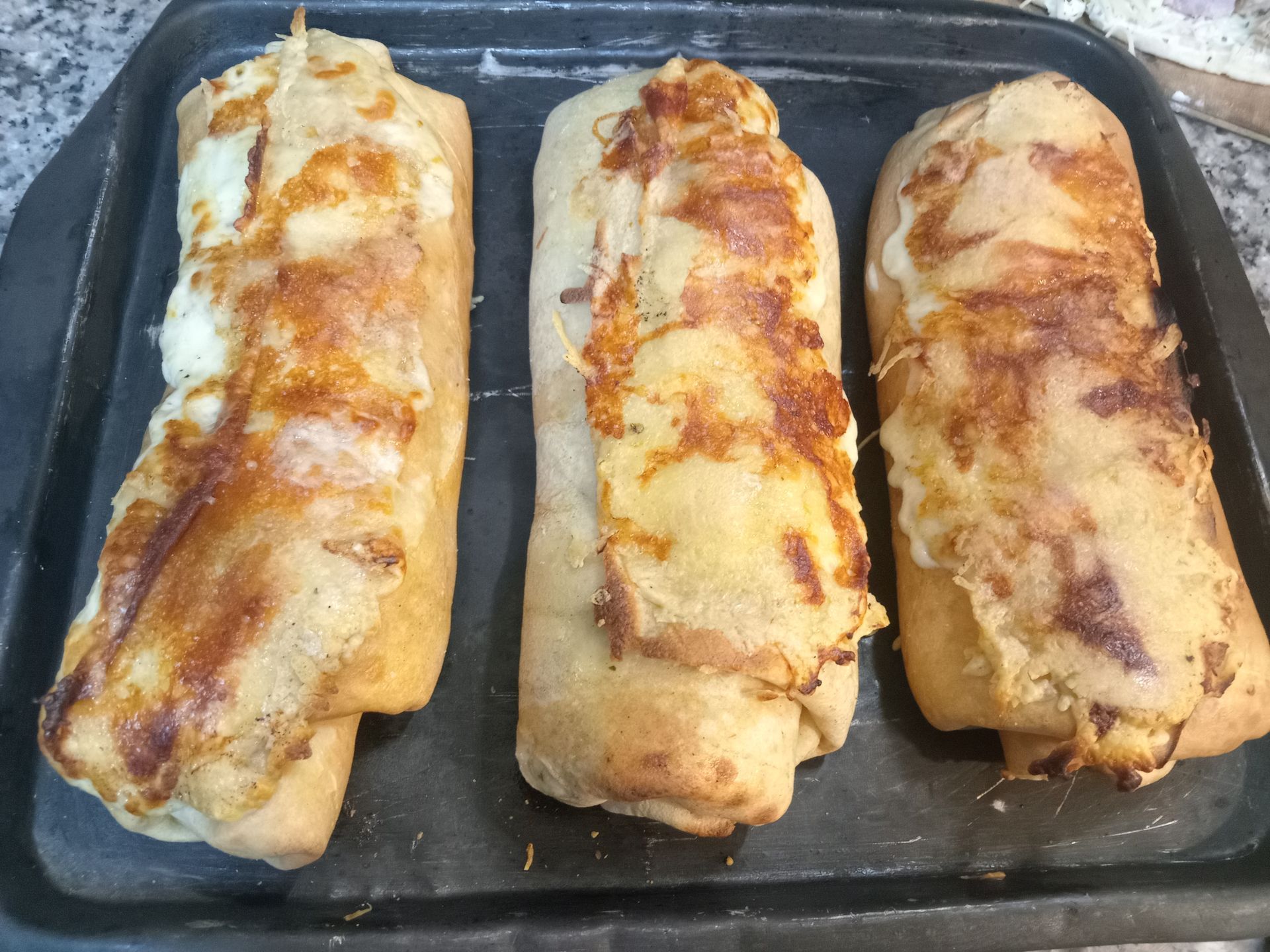 Crêpes garnies de tranches de banane, de filet de chocolat et de crème fouettée, servies sur une assiette blanche.
