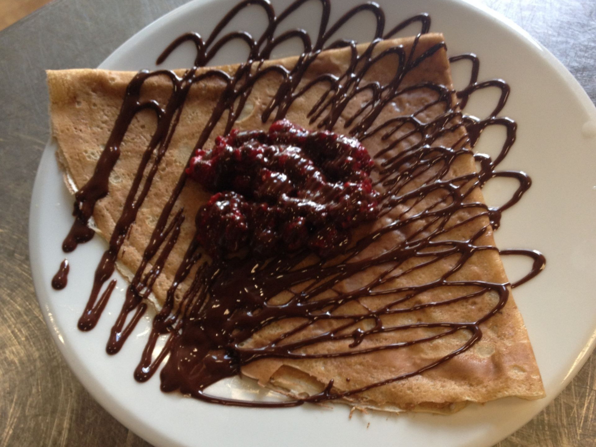 Assiette de crêpes aux noix et au sirop sur une table rustique en bois