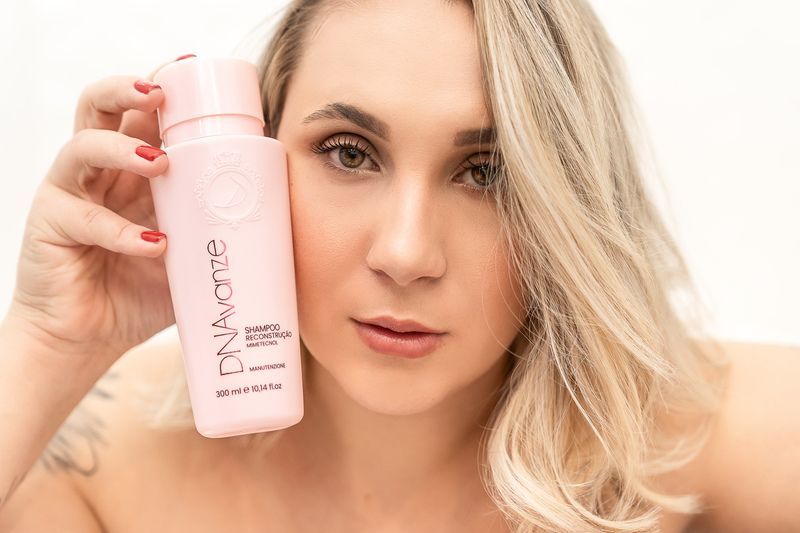 Donna con prodotti di bellezza