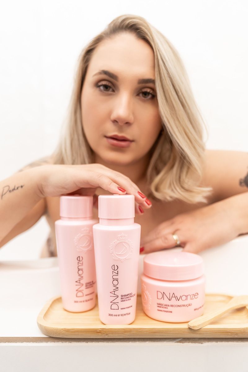 Donna in posa con prodotti di bellezza