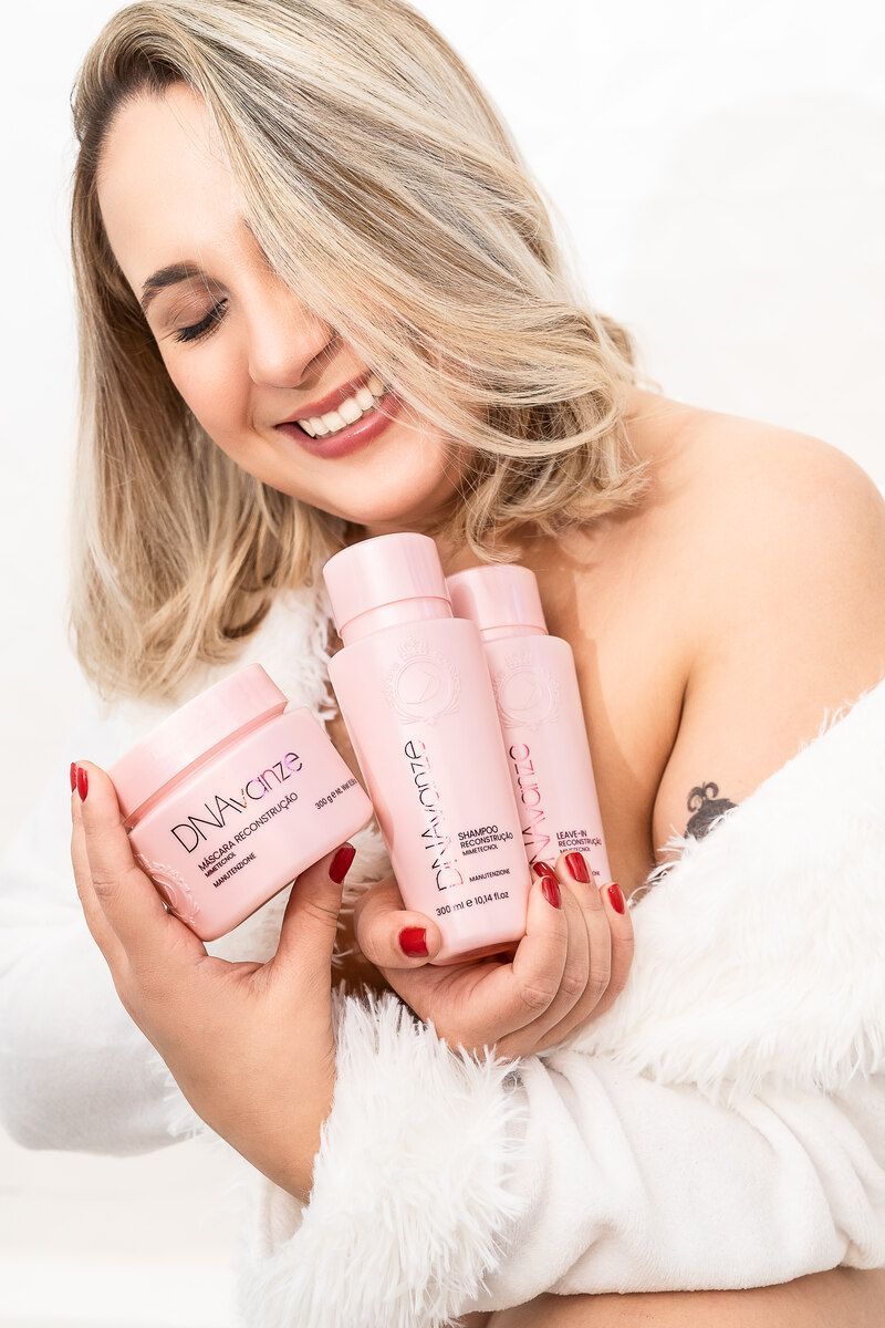 Donna con prodotti di bellezza