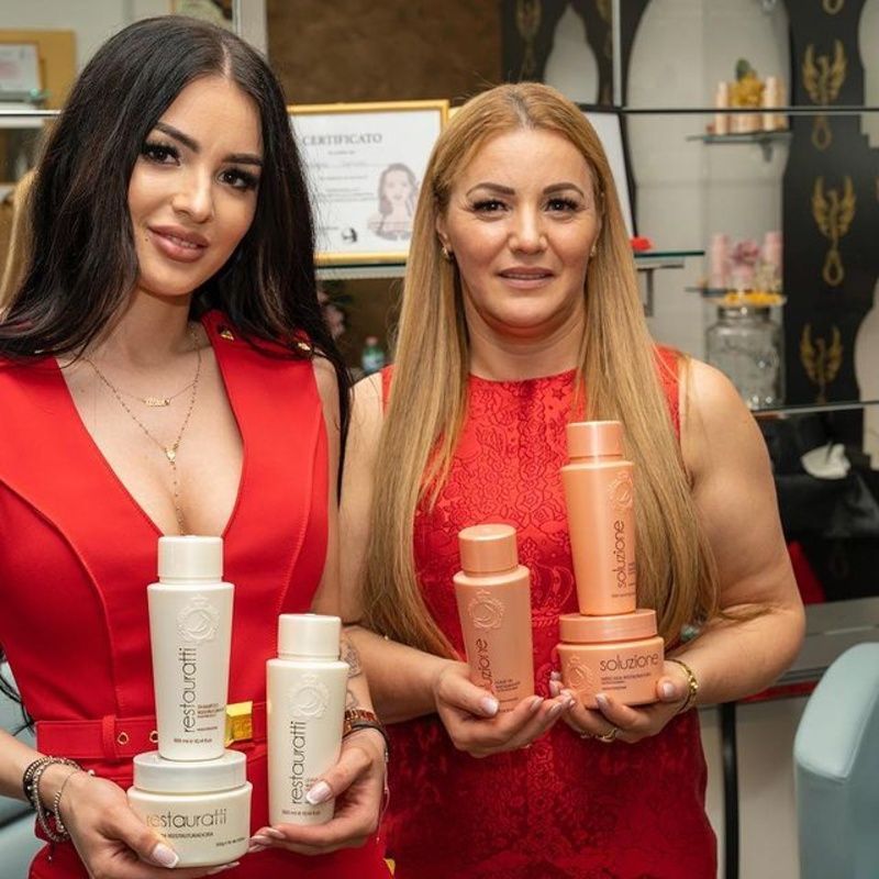 Modelle con prodotti per capelli