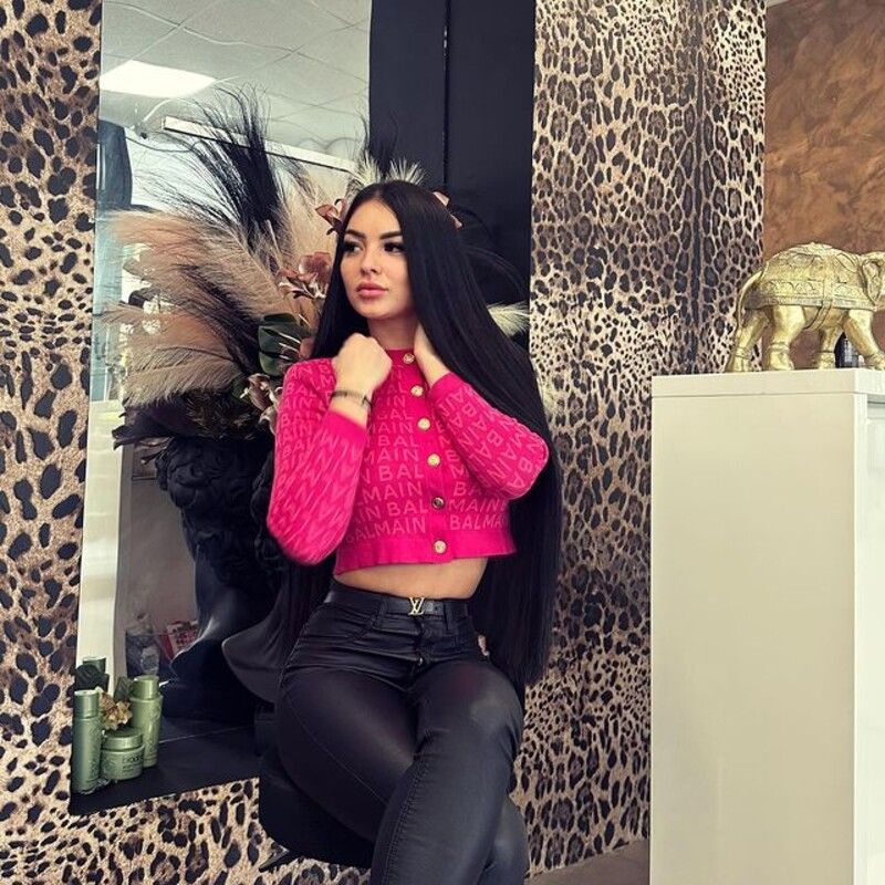 Modella all'interno del salone