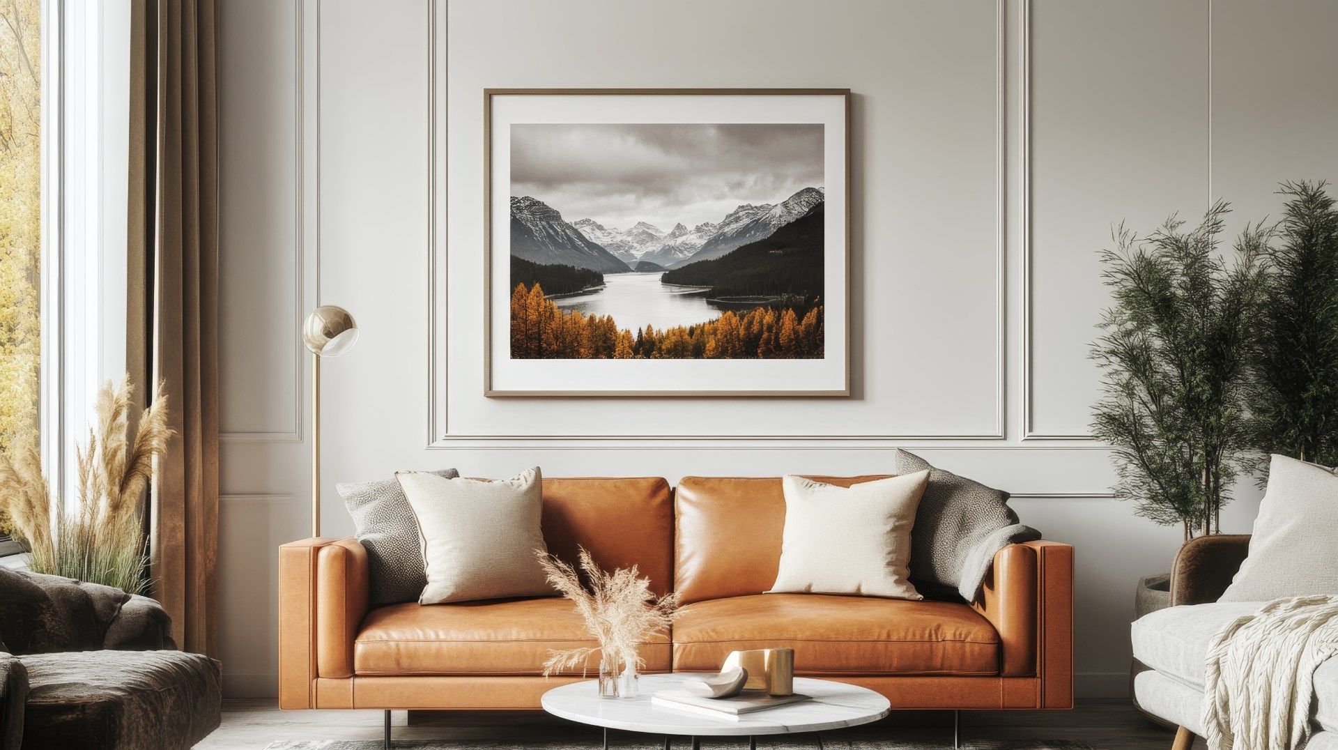 Ein Wohnzimmer mit einem braunen Ledersofa und einem Bild an der Wand darüber.