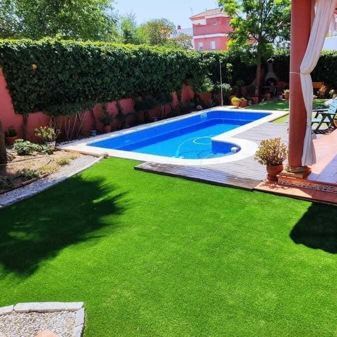 Una gran piscina en el patio trasero de una casa