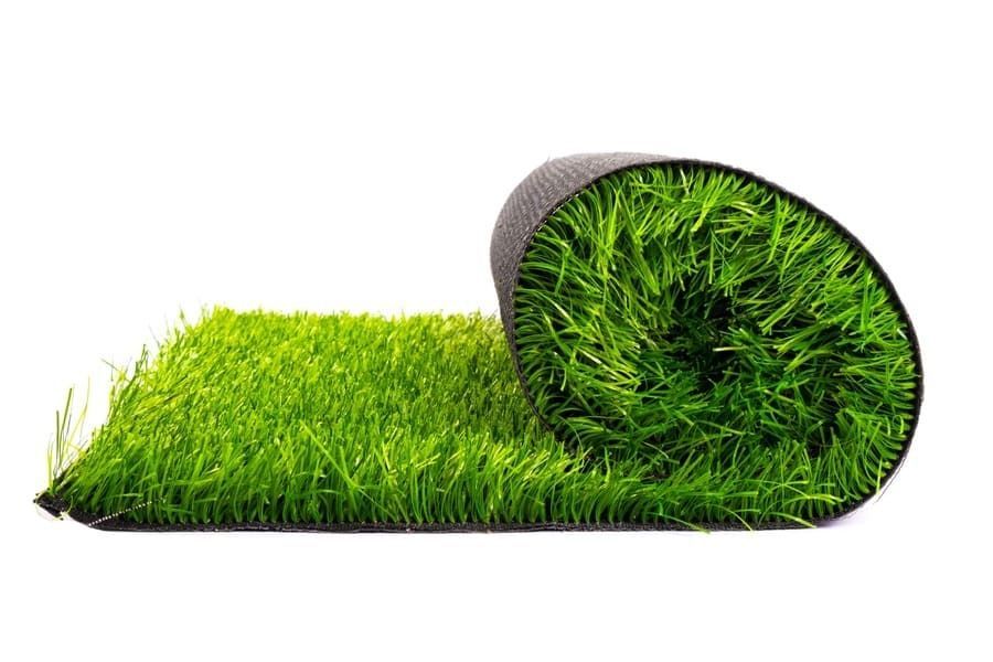 Un rollo de hierba verde sobre un fondo blanco.