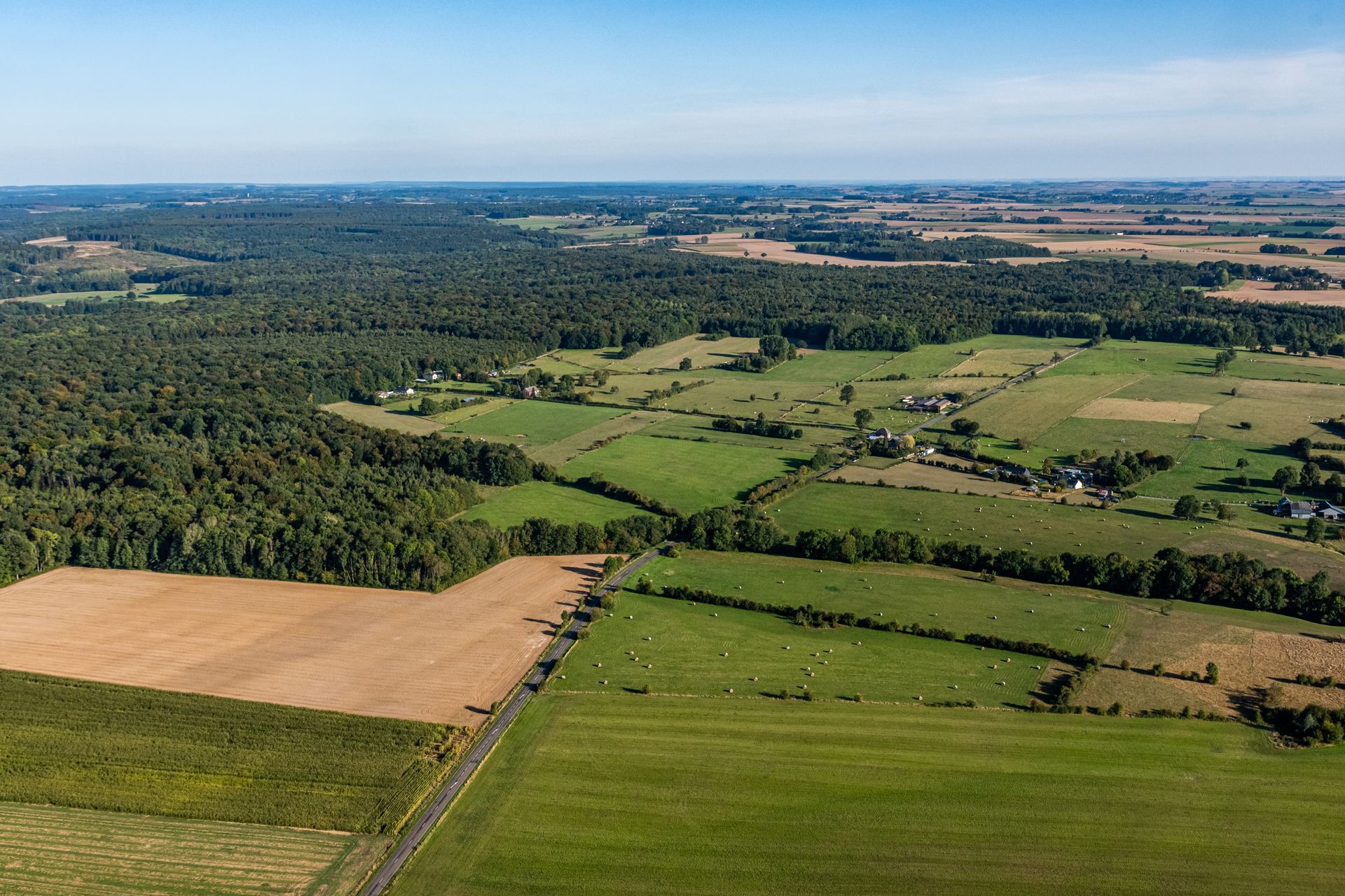 Vue aérienne sur les champs dans le département de l'Aisne.