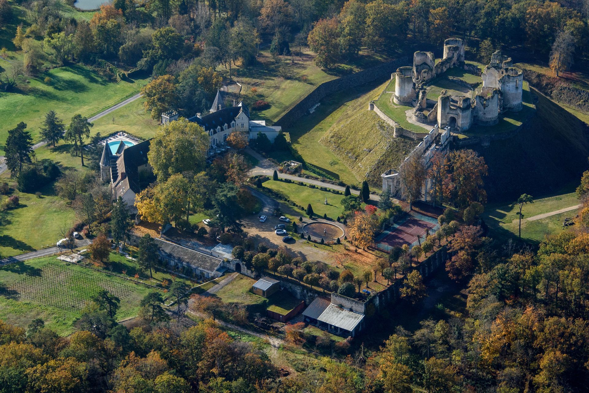Vue aérienne sur la ville de Fère-en-Tardenois et son château.