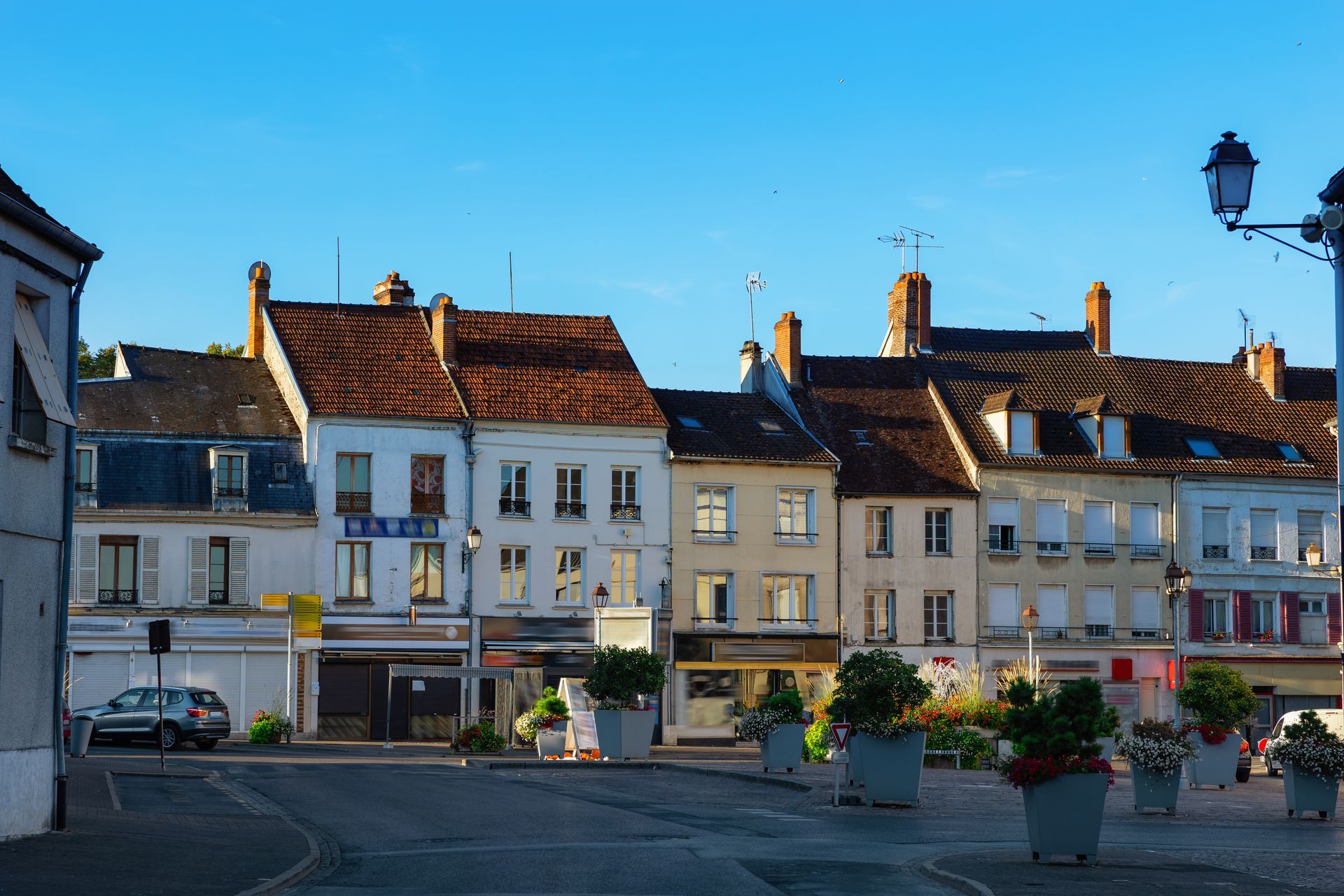 Vue sur une rue de Montmirail avec des maisons et commerces.