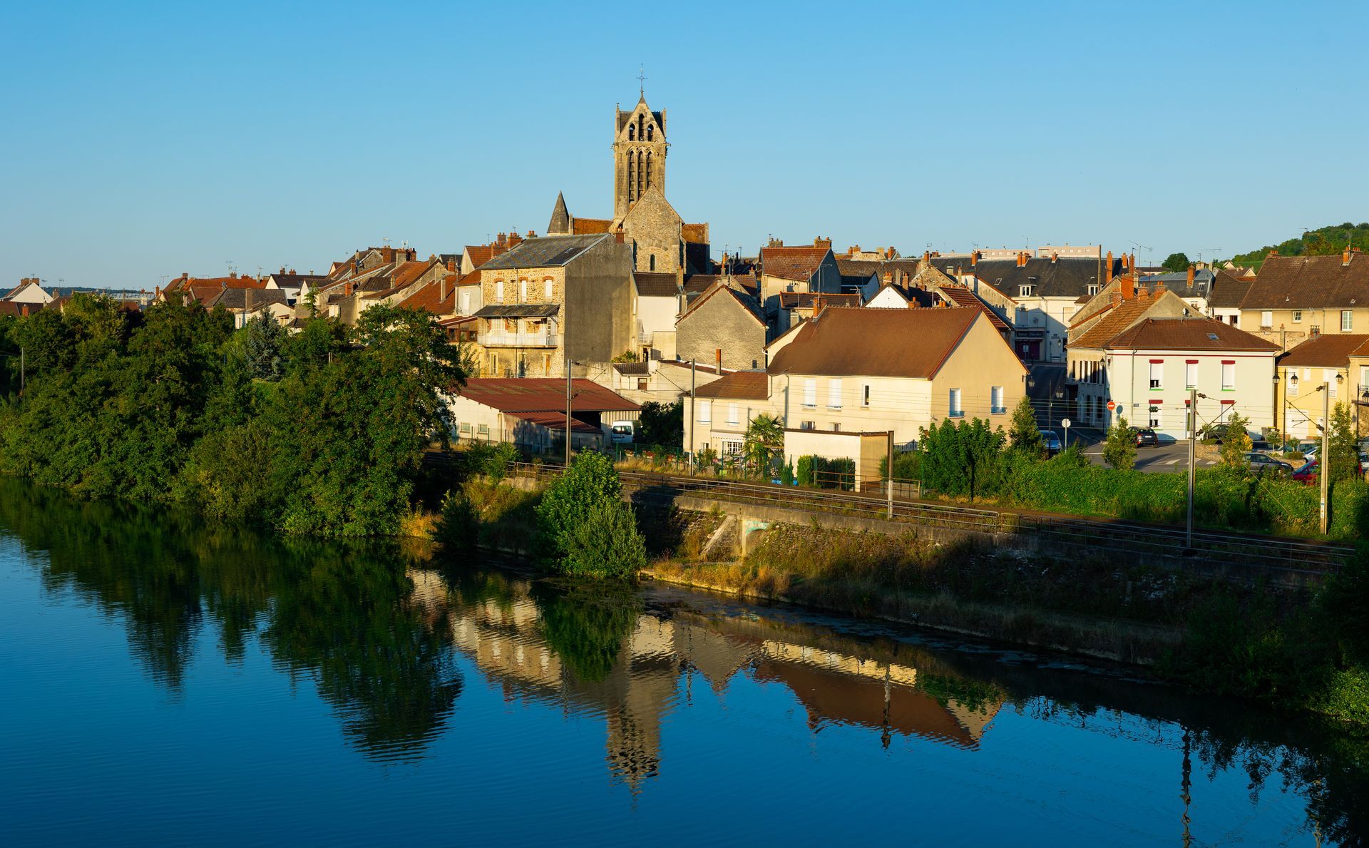 Vue sur la ville de Dormans avec la rivière en premier plan.