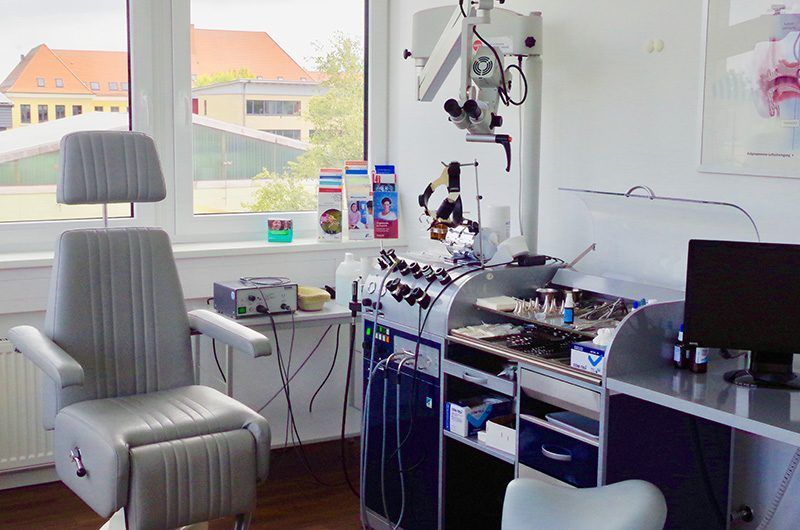 Eine Arztpraxis mit einem Stuhl und einem Computer